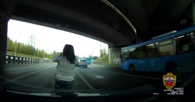 Le disparan en el cuello con una pistola de bengalas durante una discusión de tráfico