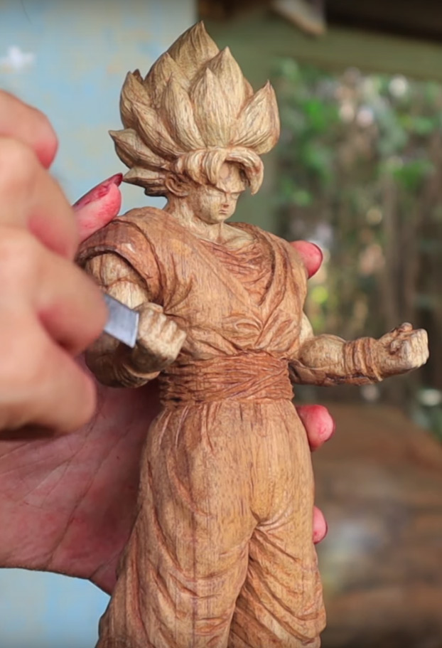 Esta chaval vietnamita talla en madera a Goku Super Saiyan y el resultado es de 10