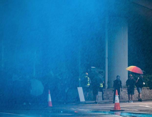 La policía de Hong Kong está rociando a los manifestantes con agua tintada de azul para marcarlos