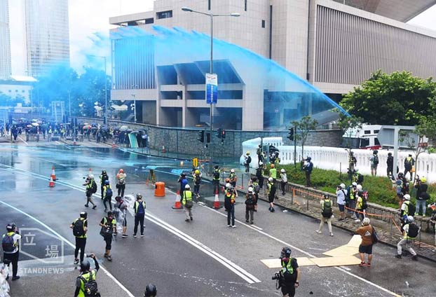 La policía de Hong Kong está rociando a los manifestantes con agua tintada de azul para marcarlos