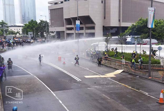 La policía de Hong Kong está rociando a los manifestantes con agua tintada de azul para marcarlos