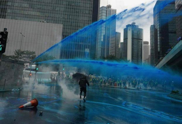 La policía de Hong Kong está rociando a los manifestantes con agua tintada de azul para marcarlos