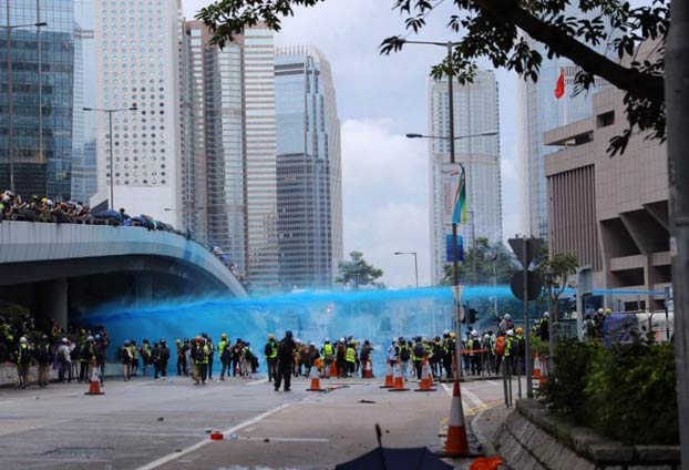 La policía de Hong Kong está rociando a los manifestantes con agua tintada de azul para marcarlos