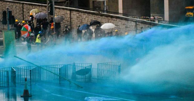 La policía de Hong Kong rocía a los manifestantes con agua tintada de azul para marcarlos