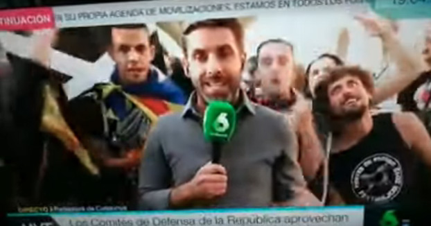 Pillada al reportero José Yélamo de La Sexta preparando un escrache a sí mismo en la Diada