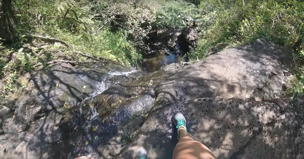 Una joven graba el momento en el que se cae por una cascada de 15 metros en Hawái
