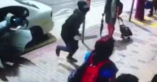 Una puerta de cristal blindado frena a unos ladrones armados con machetes en Hong Kong