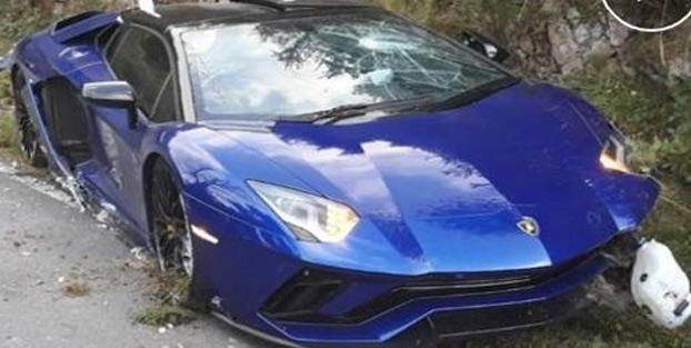 Una decena de Lamborghinis a la carrera en una carretera de Asturias