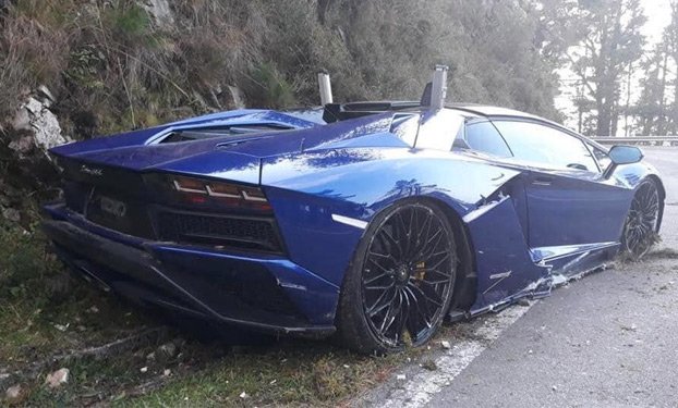 Una decena de Lamborghinis a la carrera en una carretera de Asturias