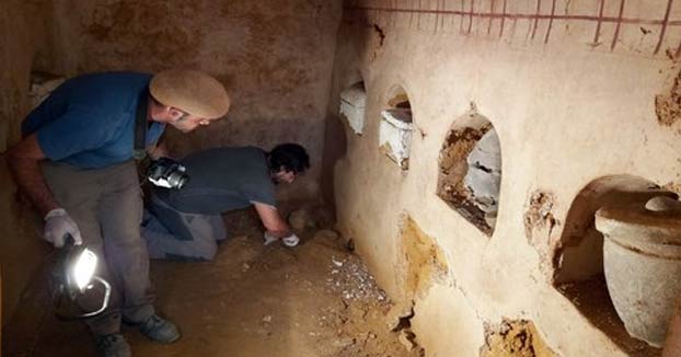 ''Un amigo mío se está haciendo una casa en Sevilla, y han encontrado una entrada a una cámara funeraria intacta de mas de 2000 años''