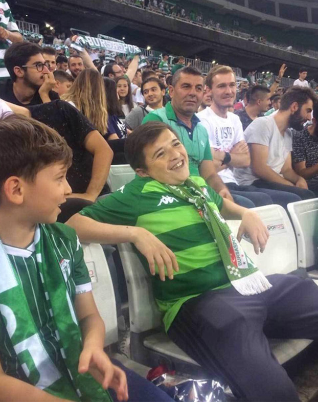 La verdad sobre el vídeo del niño fumando en la grada durante un partido en Turquía