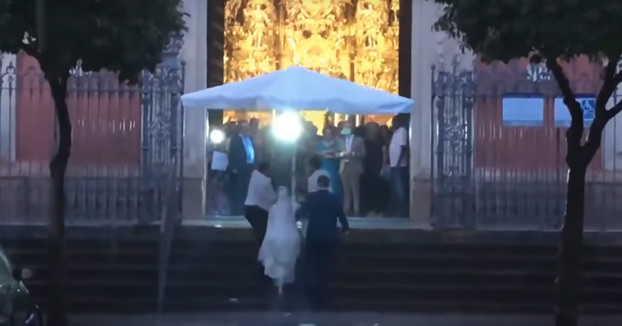 Unos camareros de Sevilla evitan que la novia llegue empapada al altar