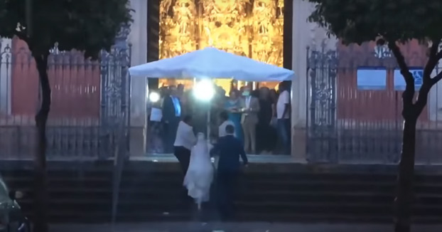 Unos camareros de Sevilla evitan que la novia llegue empapada al altar