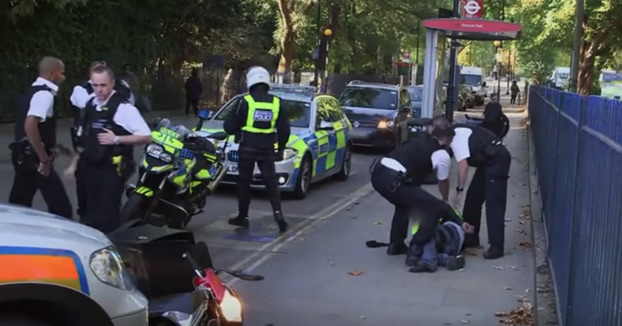Un coche patrulla de Londres derriba a un motorista que escapaba de la policía a través de un parque