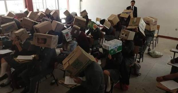 Un profesor les pone cajas en la cabeza a sus alumnos para que no copien y los padres le acusan de humillarlos
