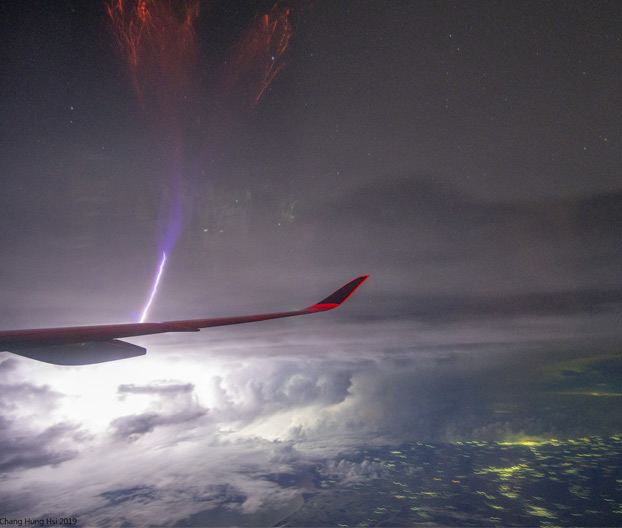 Un pasajero de un avión capta un gigantesco sprite rojo sobre la India