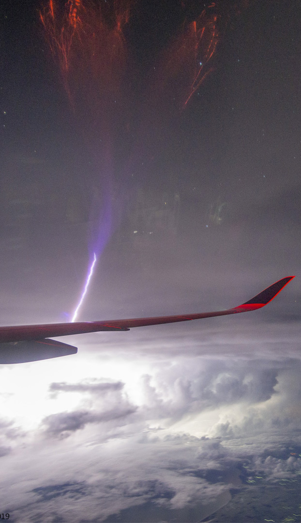 Un pasajero de un avión capta un gigantesco sprite rojo sobre la India