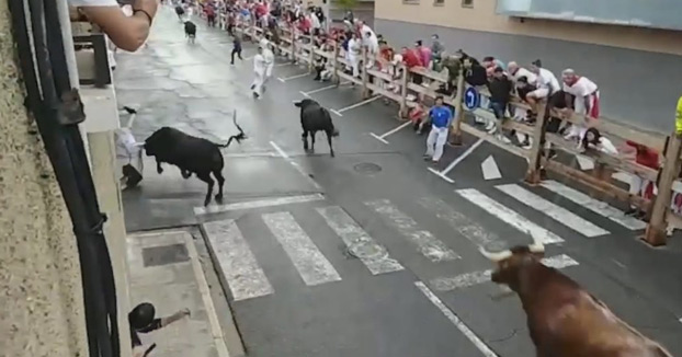 La cogida a un mozo de 26 años en el encierro de Sangüesa desde otros puntos de vista