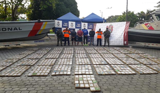 Guardacostas colombianos rescatan a tres náufragos aferrados a varios fardos de cocaína en el Pacífico