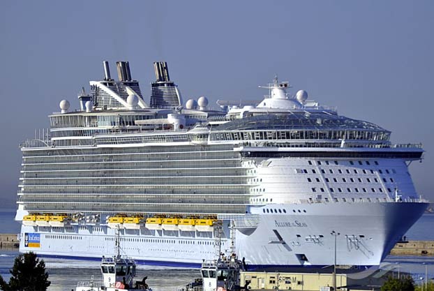 Expulsan de un crucero a una pareja tras hacerse unas fotos tras la barandilla de un balcón del barco