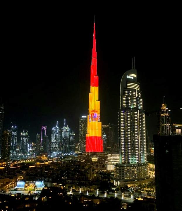 El Burj Khalifa de Dubai iluminado con la bandera de España por el 12 de Octubre