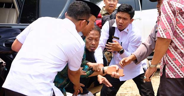 Un hombre apuñala al ministro de Seguridad de Indonesia
