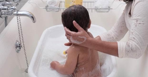 Una madre se despierta y encuentra a una extraña dentro de su casa a punto de bañar a su hijo de dos años