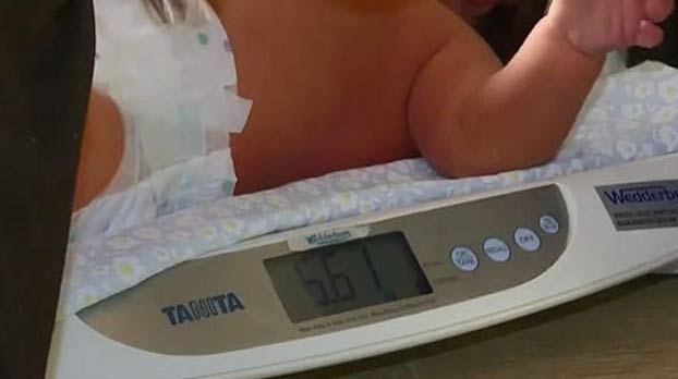''Mi pequeña luchadora de sumo'': da a luz a su hija de manera prematura y casi pesa 6 kilos