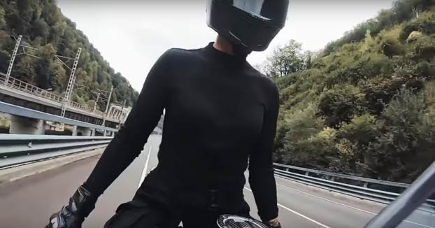 Una instagramer rusa graba su propio accidente de moto mientras conduce a 180 km/h
