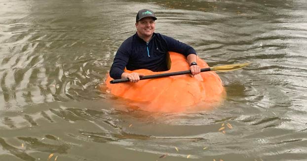 Un granjero cultiva una calabaza de más de 400 kilos y la transforma en un kayak