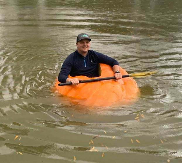 Un granjero cultiva una calabaza de más de 400 kilos y la transforma en un kayak