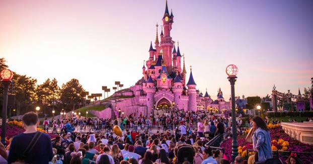 Un hombre desnudo y bajo los efectos de LSD se pierde en Disneyland París