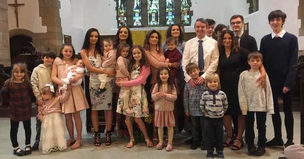 La familia más numerosa de Reino Unido espera a su hijo número 22