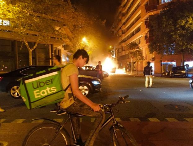 Dos fotos de las protestas en Barcelona que son el retrato de nuestra época