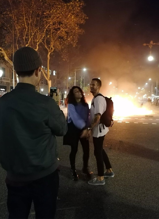 Dos fotos de las protestas en Barcelona que son el retrato de nuestra época