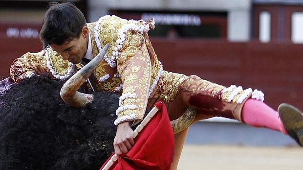 Gonzalo Caballero, novio de Victoria Federica, sufre una grave cornada al entrar a matar