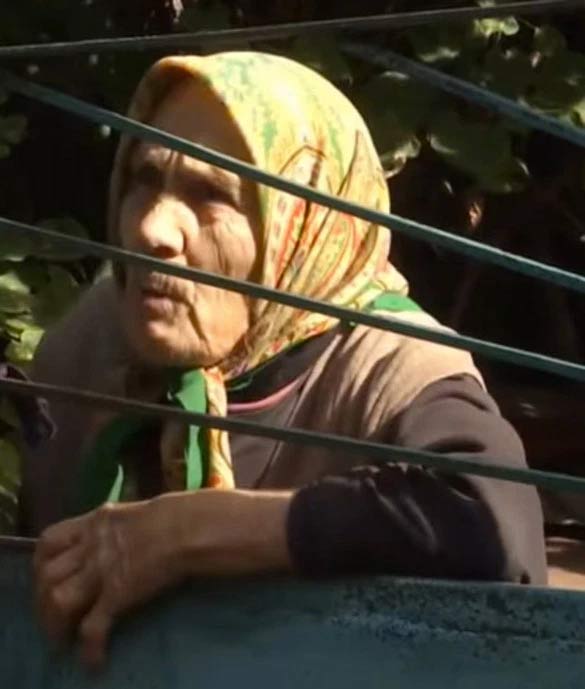 Un joven se casa con su prima de 81 años para evitar hacer la mili