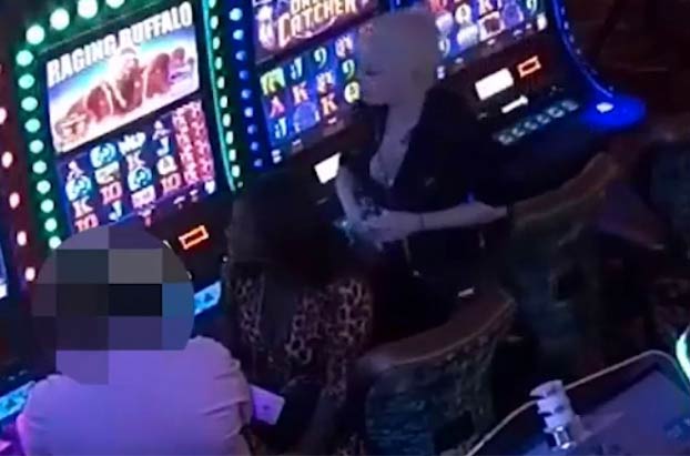 Dos mujeres drogan a un hombre en un casino de Hollywood y le acaban robando un Rolex de 15.000 dólares y todo el efectivo