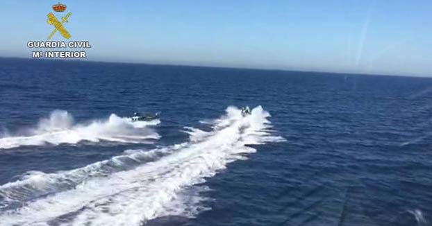 Unos narcos rescatan a tres guardias civiles que cayeron al mar tras chocar sus lanchas durante la persecución