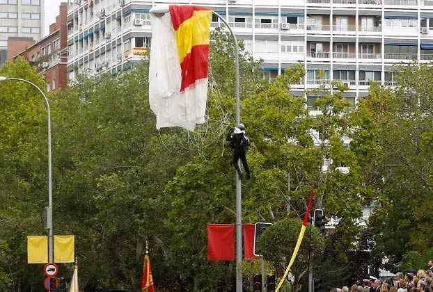 Vídeo: Uno de los paracaidistas del Ejército choca contra una farola al tomar tierra en el desfile del 12-O