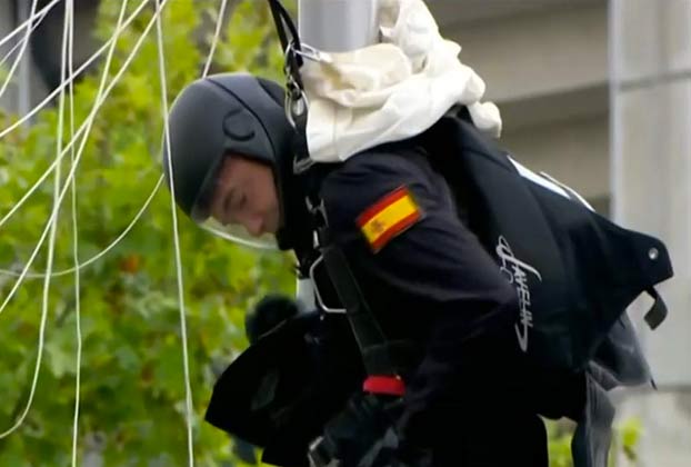 Vídeo: Uno de los paracaidistas del Ejército choca contra una farola al tomar tierra en el desfile del 12-O