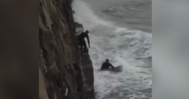 Dos surfistas salvan a un perro de morir ahogado en la playa de Algorta, en Vizcaya