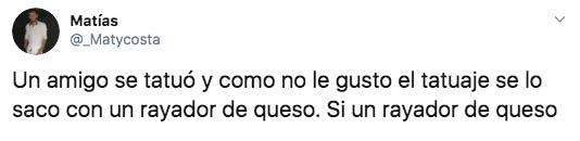 Se hace un tatuaje, no le gusta como queda y se lo saca con un rallador de queso