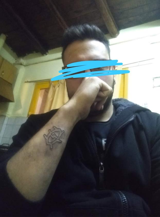 Se hace un tatuaje, no le gusta como queda y se lo saca con un rallador de queso