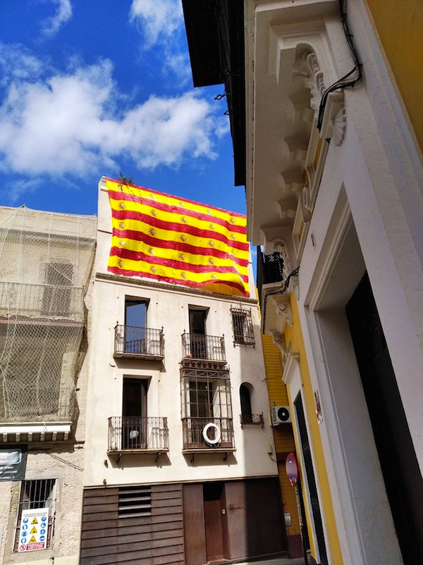 Un vecino de Sevilla se pasa de patriota y monta sin querer una 'senyera' en el balcón