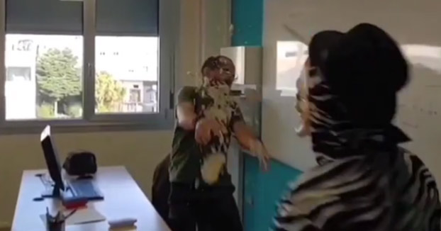 Un youtuber de Lugo disfrazado de payaso entra en un instituto de la ciudad y le da un tartazo a un profesor