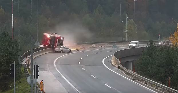 Un conductor pierde el control y provoca un accidente en el que un camionero muere al caer al vacío