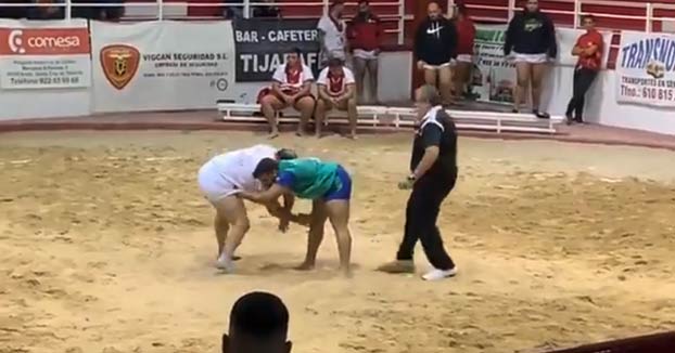 Un árbitro de lucha canaria sufre una fractura de mandíbula en pleno combate