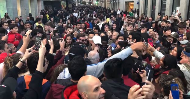 Se hace pasar por Bad Bunny en pleno centro de Madrid. Llegan a la Puerta del Sol en un Tesla