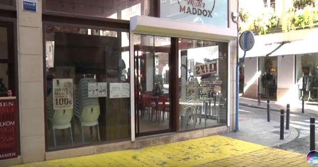 La reproducción de un vídeo sexual en la pantalla de un bar cerrado en Alicante causa estupor entre los vecinos